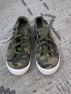 Time and Tru Olive Green Camo Low-Top Sneakers EUC